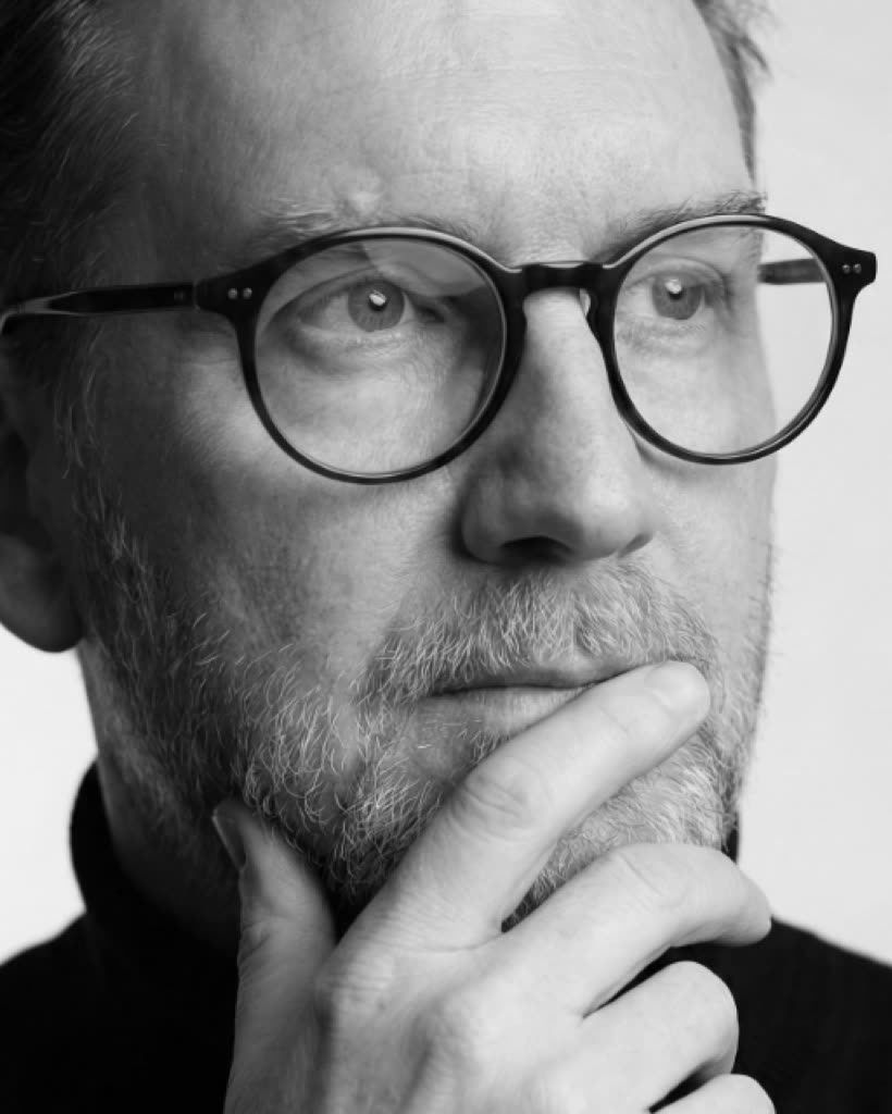 Steffen Herr, nachdenklich, die Hand am Kinn